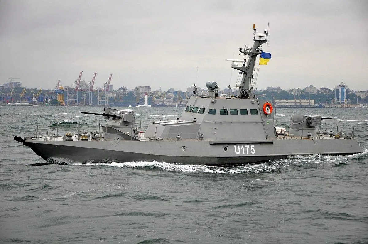  Новозбудовані для українських ВМС малі броньовані артилерійські катери в ході випробувань здійснили спільне плавання (27359525951).jpg Бронекатер Гюрза-М на випробуваннях в Чорному морі поблизу Одеси, 2016 р. Проект Назва:проект 58155 «Гюрза-М» Будівники:Завод «Кузня на Рибальському» Оператори: Україна Попередник:проект 58150 «Гюрза» Підкласи:проект 58181 «Кентавр»[1] Будівництво:з 2012 року У експлуатації:з 2016 року Будується:2 Заплановано:18 Побудовано:6 Активні:6 Основні характеристики Тип:артилерійський катер Водотоннажність:повна 54 т Довжина:23,0 м Ширина:4,8 м Осадка:1,0 м Двигуни:ГЕУ 2 дизелі Швидкість:25 вуз. Дальність плавання:900 миль (12 вуз.) Автономність:5 діб Екіпаж:5 осіб Навігаційне та радіолокаційне обладнання: РЛС «Дельта-М» ОЕлС «Sarmat» Датчики виявлення лазерного випромінювання Інтегрований місток Озброєння: 2 × КАУ-30М 30-мм гармата ЗТМ-1 30-мм гранатомет КБА-117 7,62-мм кулемет КТ-7,62 2 ПТКР «Бар’єр» Переносний ЗРК Можливість постановки мін Бронювання: ходова рубка моторний відсік відсіки зброї Малі броньовані артилерійські катери