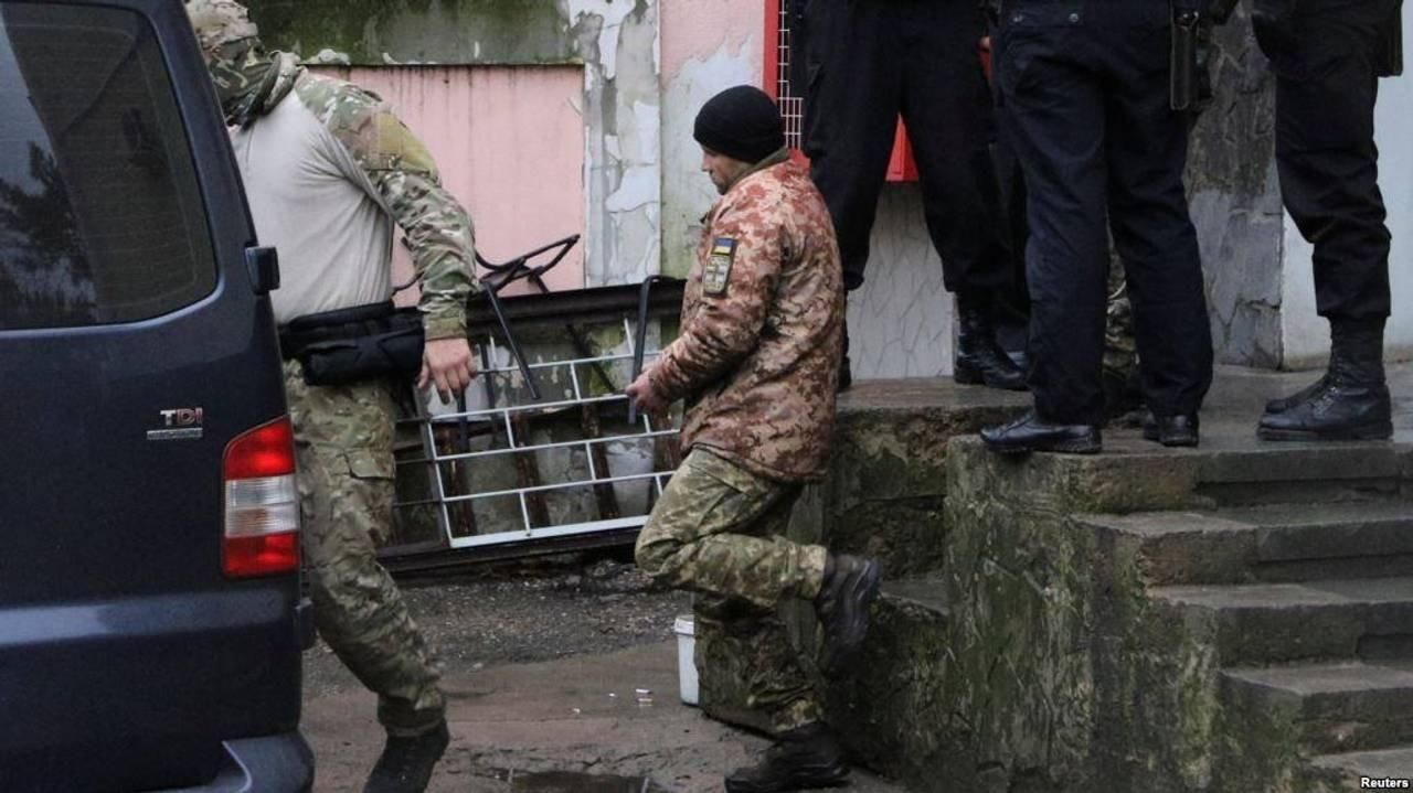 Московський суд залишив 4 полонених моряків під вартою