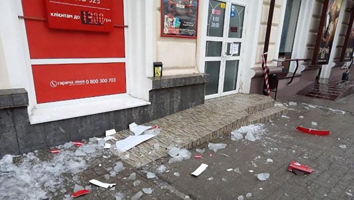 На Сумщині помер чоловік, якому на голову впала крижана брила 