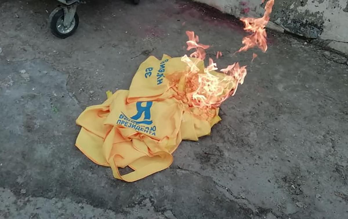 В Днепре детям раздавали накидки, агитирующие за Януковича: фото В Днепре детям раздавали накидки, агитирующие за Януковича: фото