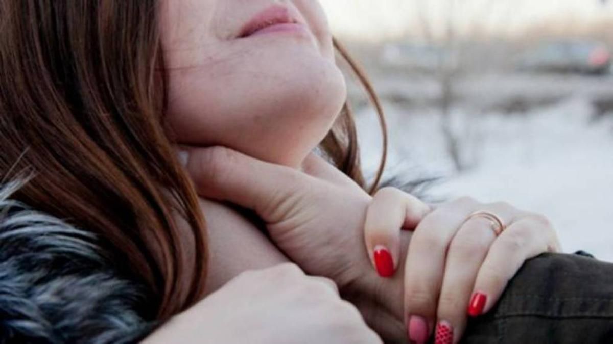 Недитяча жорстокість: На Львівщині дівчата-підлітки сильно побили школярку Недитяча жорстокість: На Львівщині дівчата-підлітки сильно побили школярку