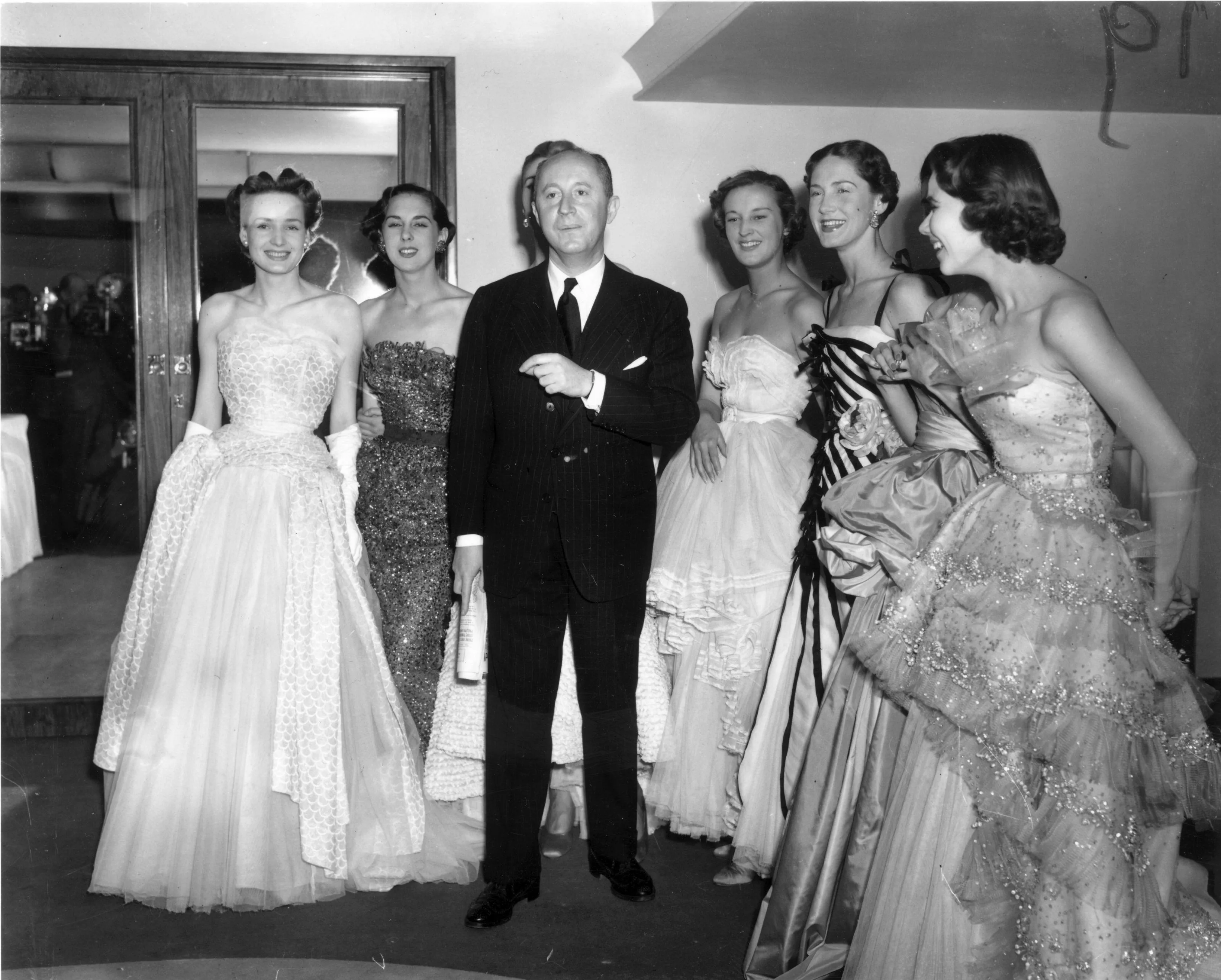 Крістіан Діор історія успіху 1950 рік Крістіан Діор історія успіху 1950 рік