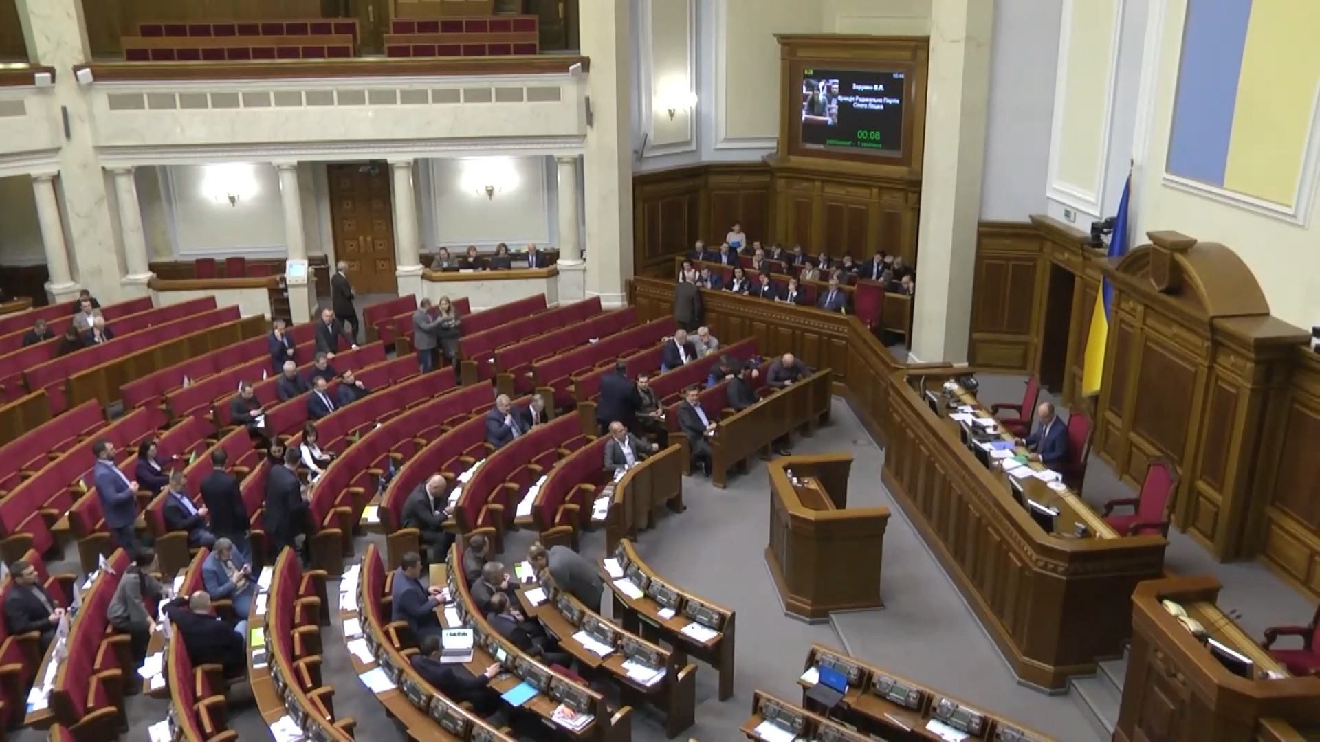 Депутати-невидимки: у напівпорожній залі парламенту зареєстрували 341 депутата