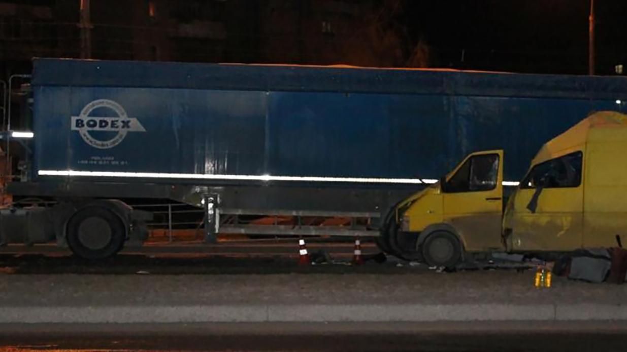 Микроавтобус столкнулся с грузовиком в Виннице: много погибших и пострадавших из Молдовы