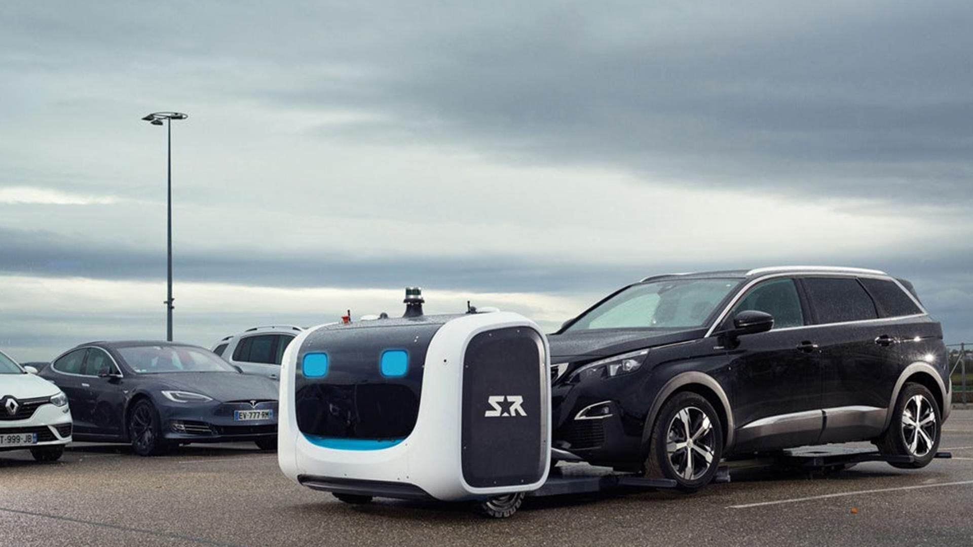 У Лондоні створили роботів, які самі паркуватимуть машини: фото
