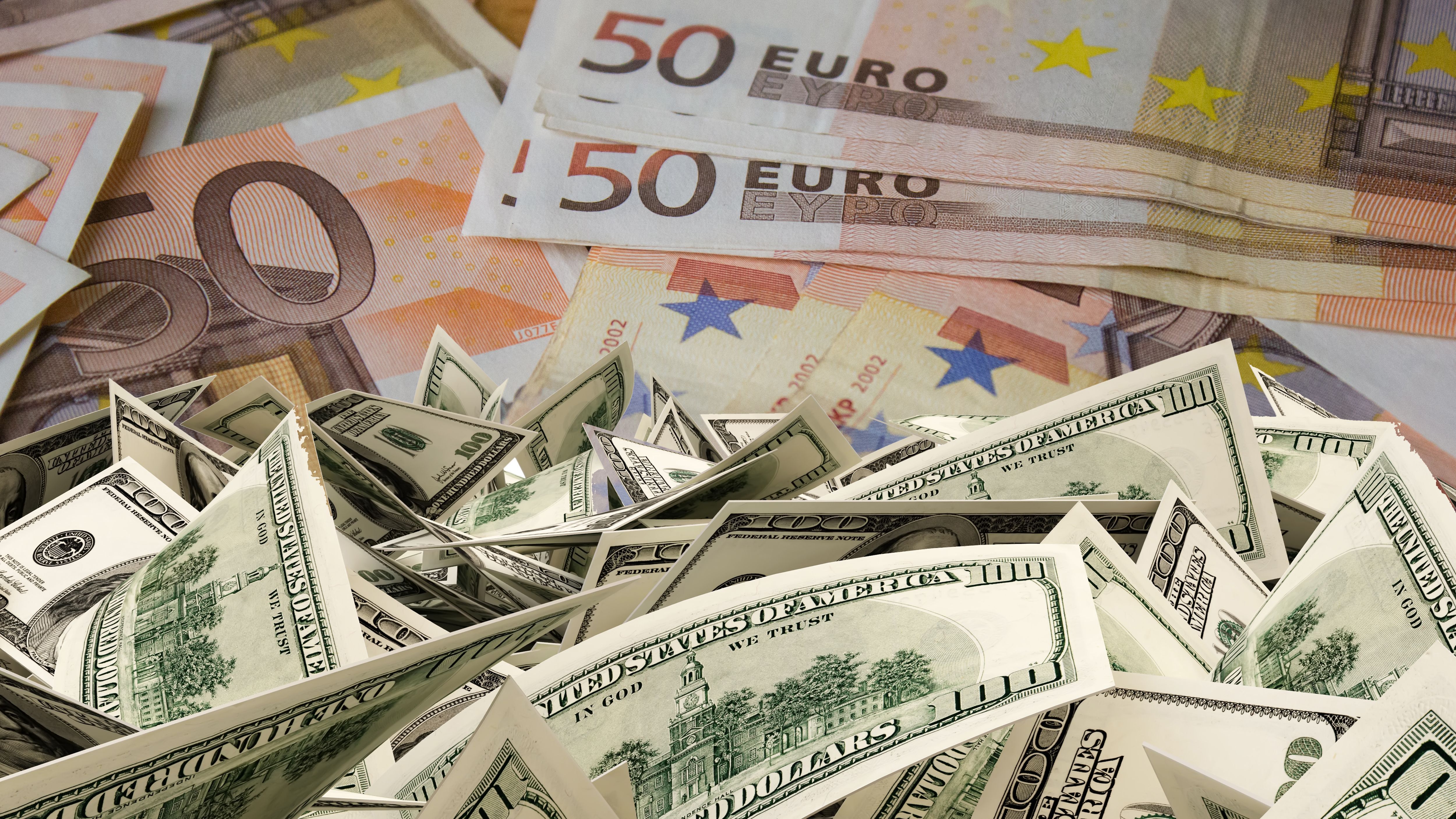Миллионы долларов и евро: как украинцы покупали валюту онлайн в первый день