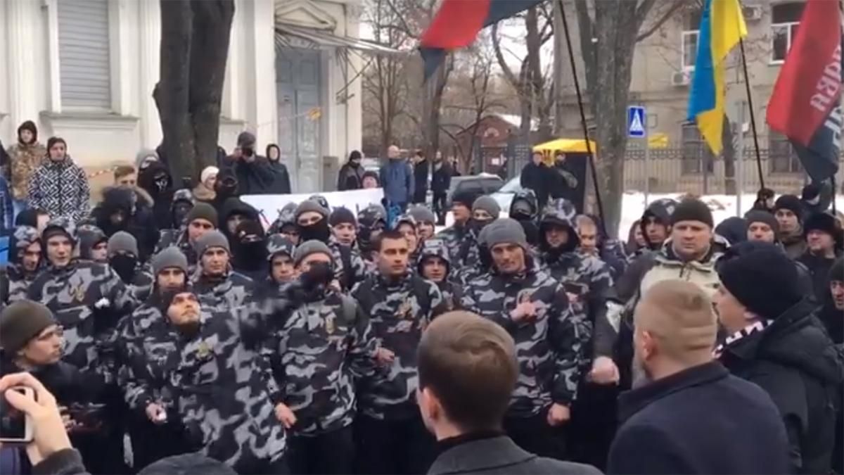 Консульство России забросали зеленкой и яйцами в Харькове: видео Консульство России забросали зеленкой и яйцами в Харькове: видео