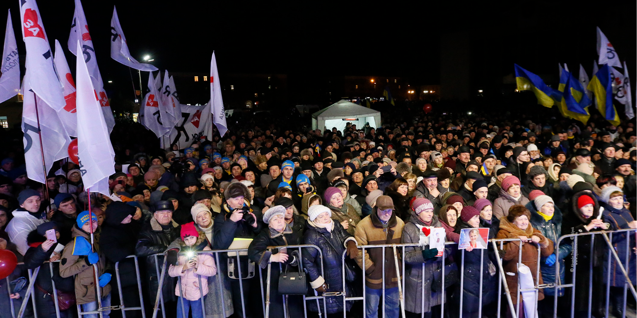 Провокації під час виступу Юлії Тимошенко: у натовп летіли димові шашки