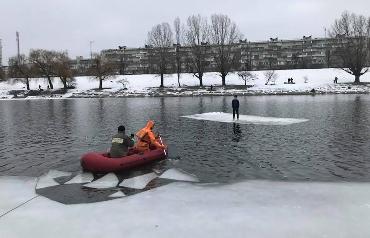 В Киеве спасли подростка, который оказался на отколотой льдине посреди воды: фото и видео
