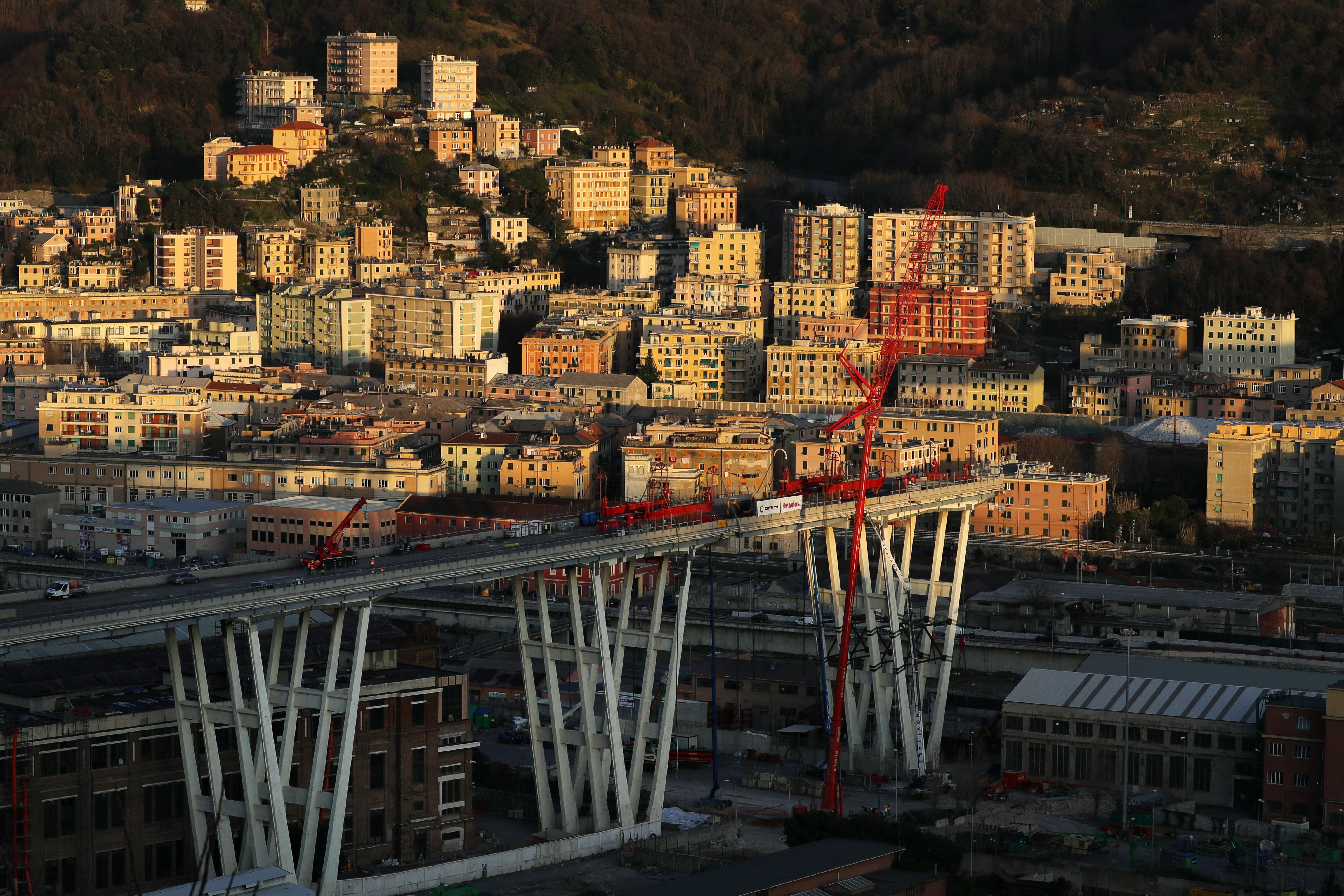 Обвал моста в Генуе: смертоносную переправу начали сносить (фото)