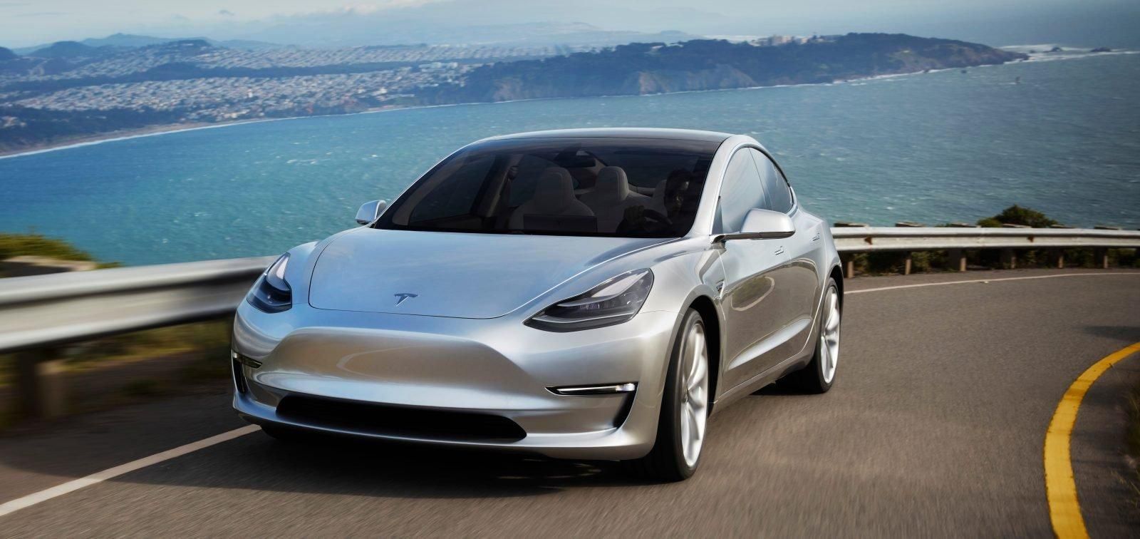 Як автомобіль Tesla Model 3 може допомогти врятувати життя водіям