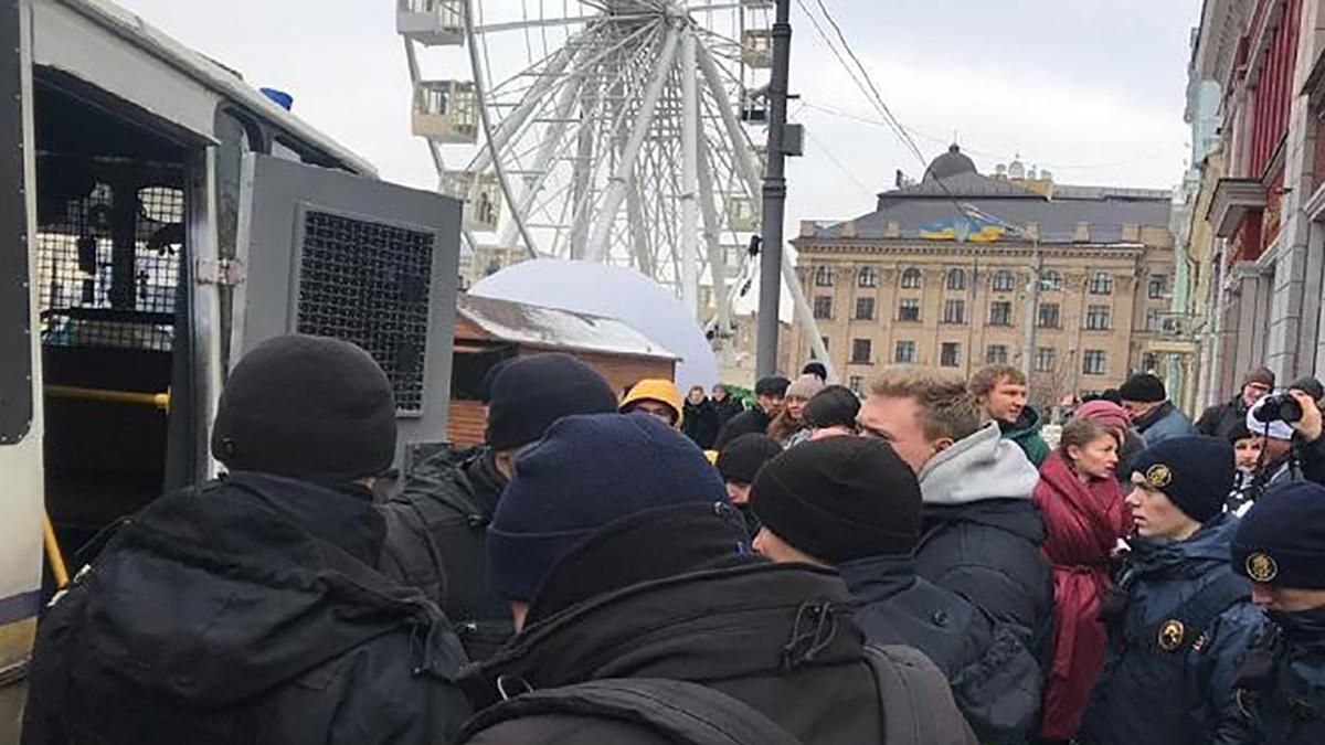 Зустріч Тимошенко з виборцями: затримано активістів з плакатами "Хто замовив Катю Гандзюк?"