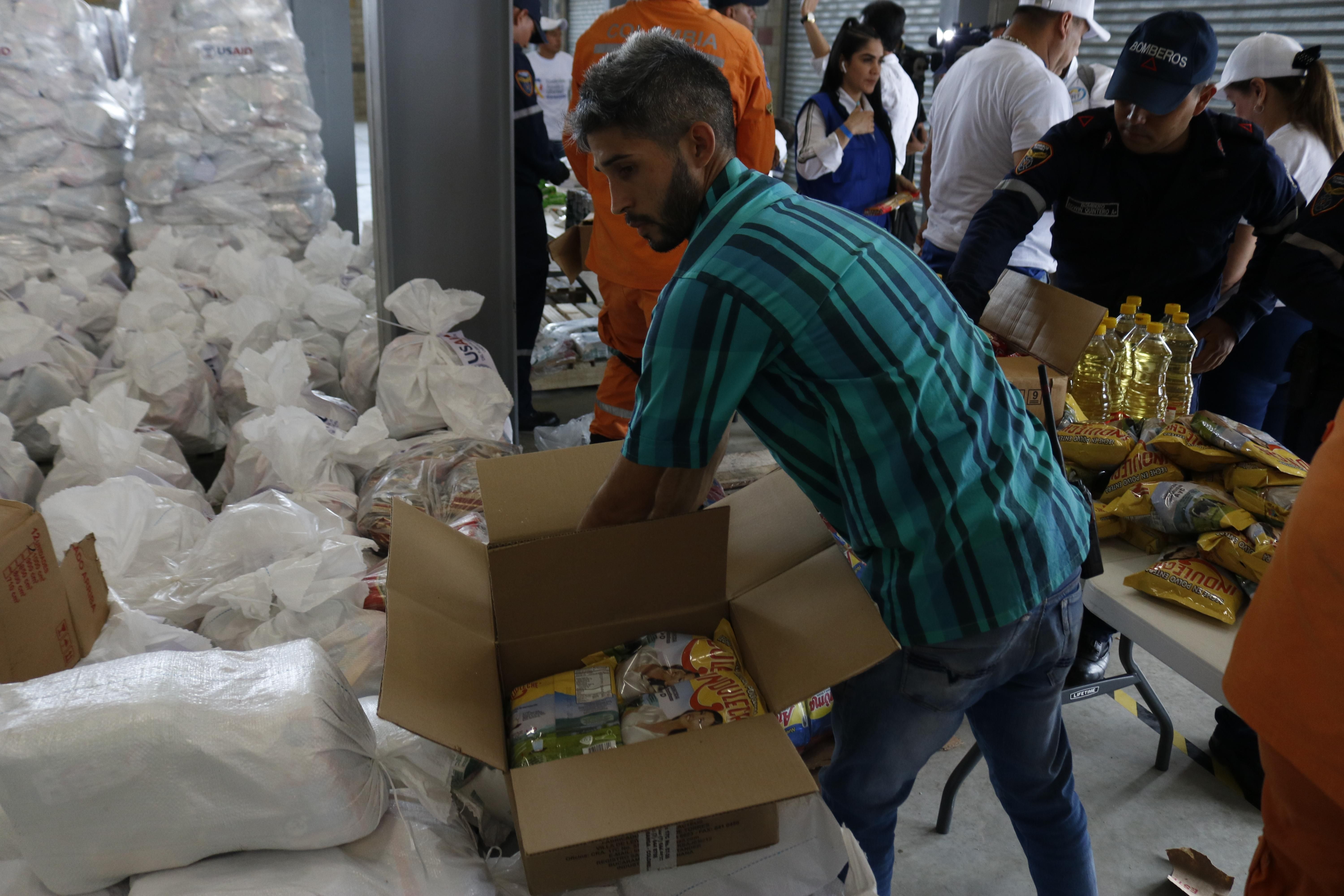 США отправляет гуманитарную помощь Венесуэле: у Мадуро называют жест подкупом к измене