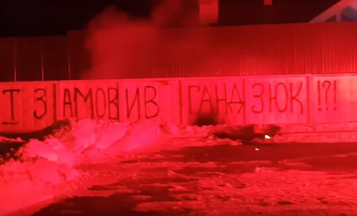 Будинок Авакова обстріляли салютами після затримання активістів у Києві: фото, відео