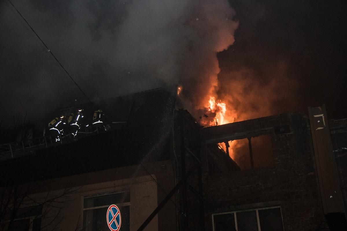 Пожар в центре Киева горела офисное здание (фото, видео)