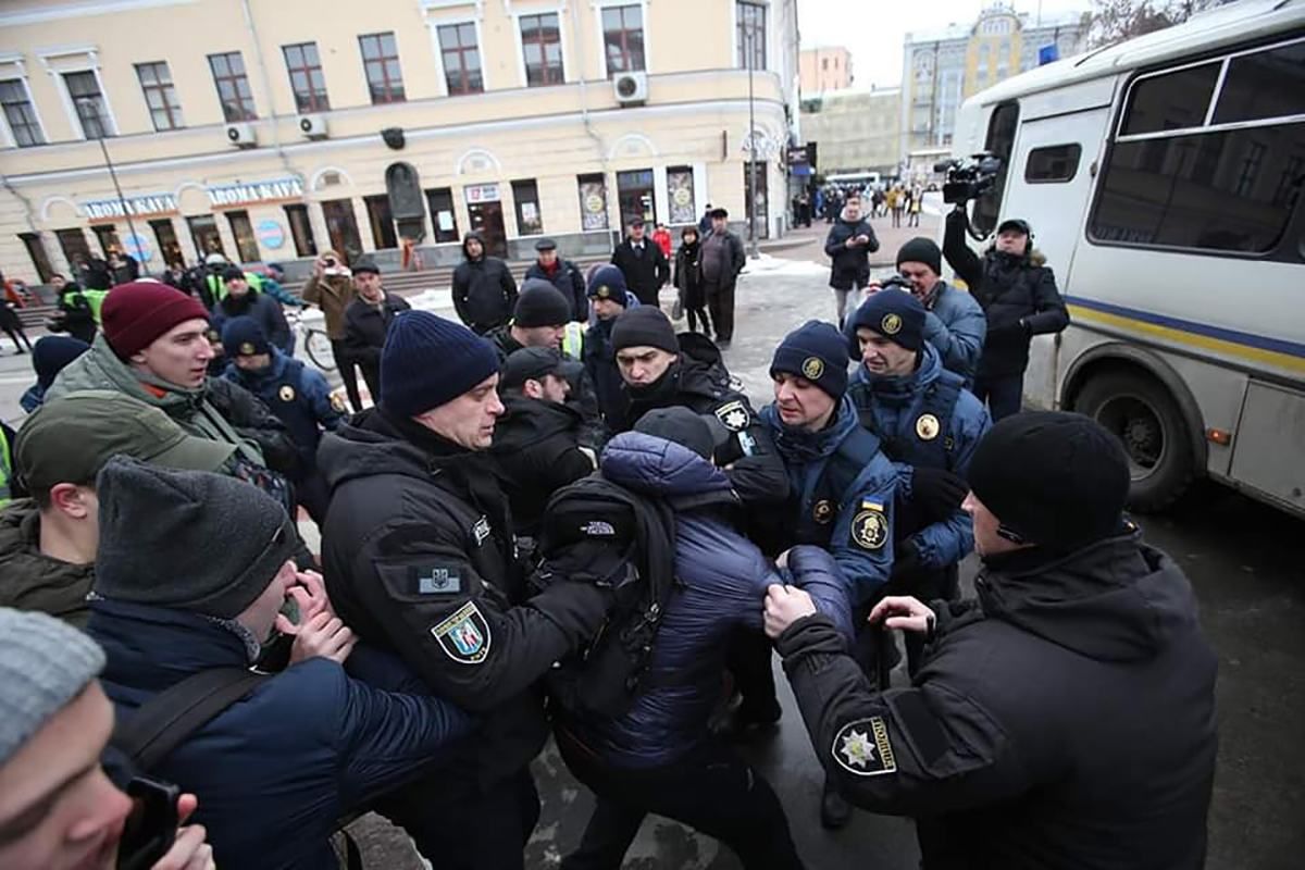 В соцсетях "охотятся" на полицейских, которые избили активистов в Киеве