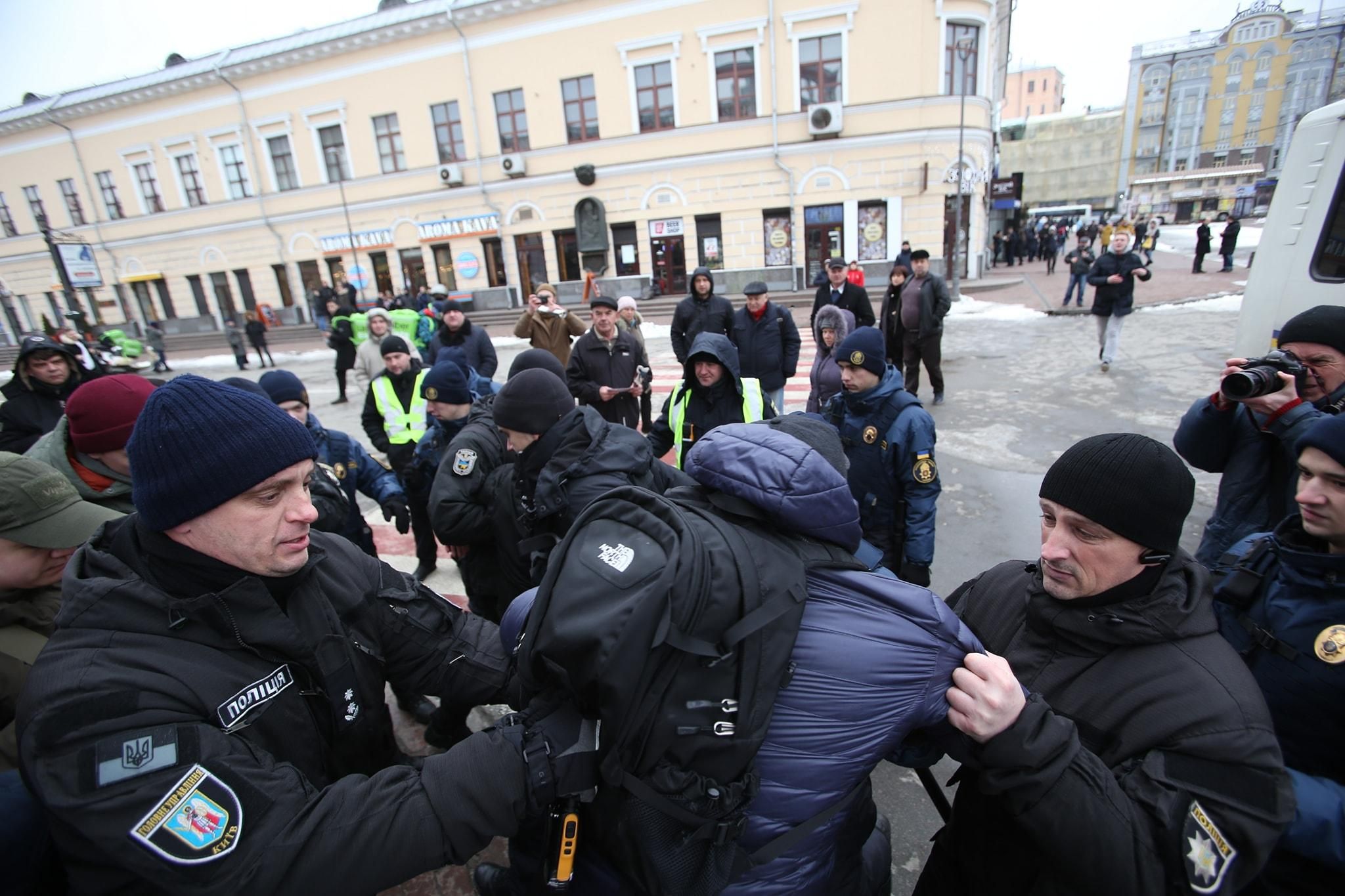 Побиття та затримання активістів у Києві: поліція показала своє відео конфлікту в райвідділі