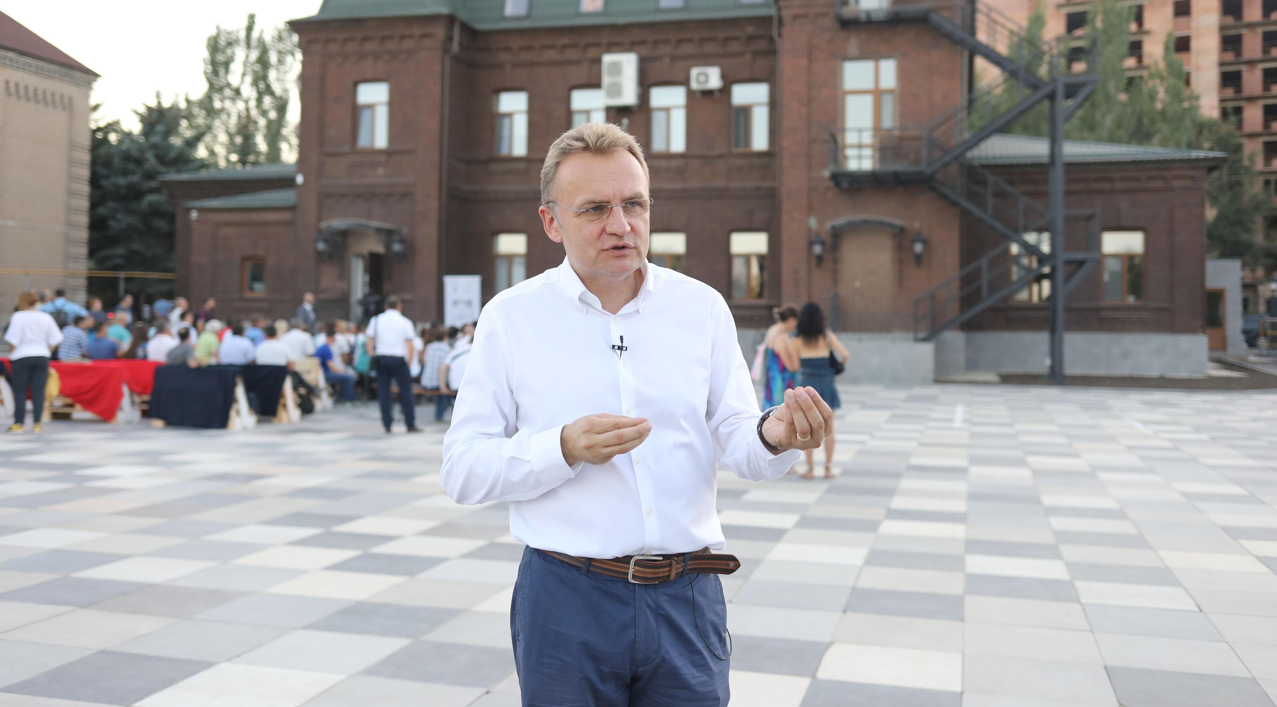 Садовий розповів, як Порошенко пропонував зняти сміттєву блокаду зі Львова Садовий розповів, як Порошенко пропонував зняти сміттєву блокаду зі Львова