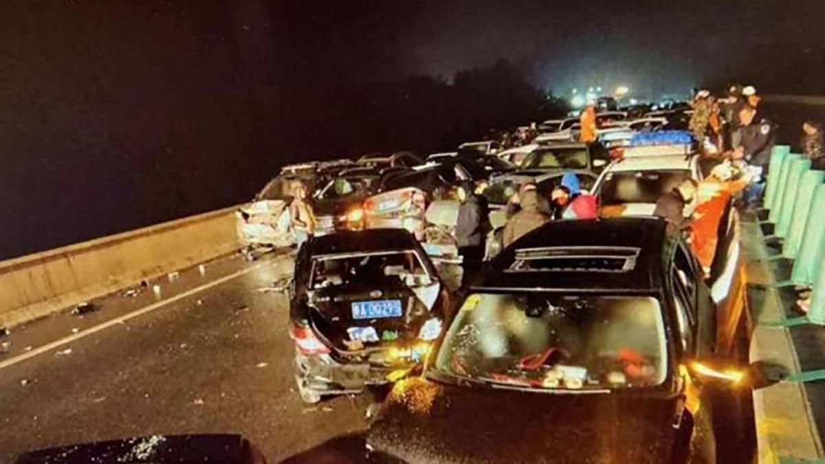 У Китаї в ДТП зіткнулося понад 100 автомобілів, є жертви: шокуючі фото, відео
