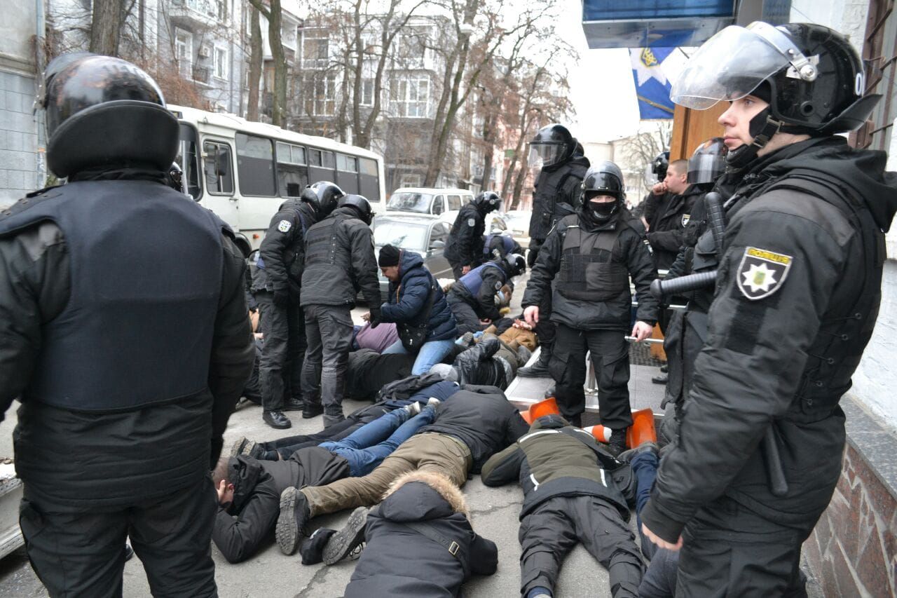 "Там різні звуки": у МВС вже не впевнені, що поліцейський кричав активістові "Лягай, Бандеро"