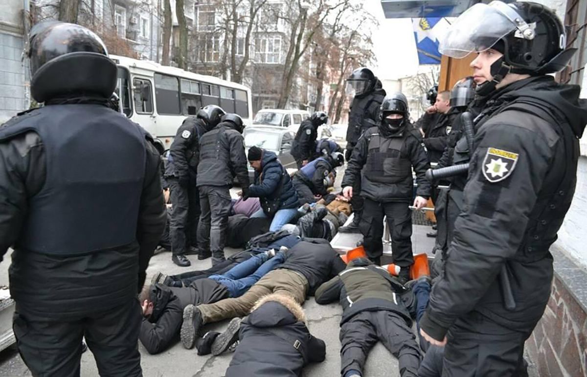 "Лягай, Бандеро": яке покарання загрожує поліцейському, що бив лежачого активіста "Лягай, Бандеро": яке покарання загрожує поліцейському, що бив лежачого активіста