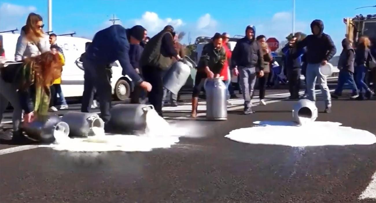 Итальянские фермеры вылили на проезжую часть тысячи тонн молока: видео