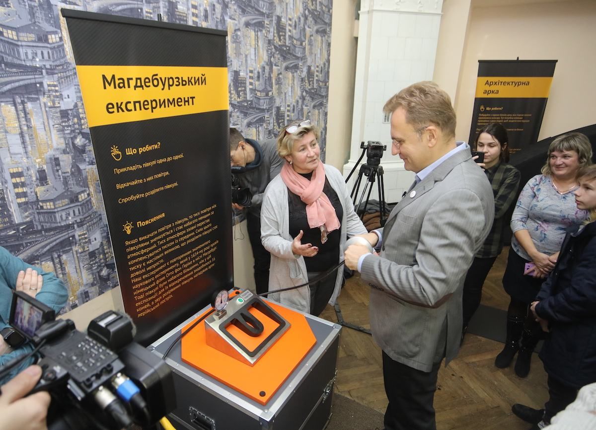 Садовий у Львові запровадив щомісячні стипендії для науковців Садовий у Львові запровадив щомісячні стипендії для науковців