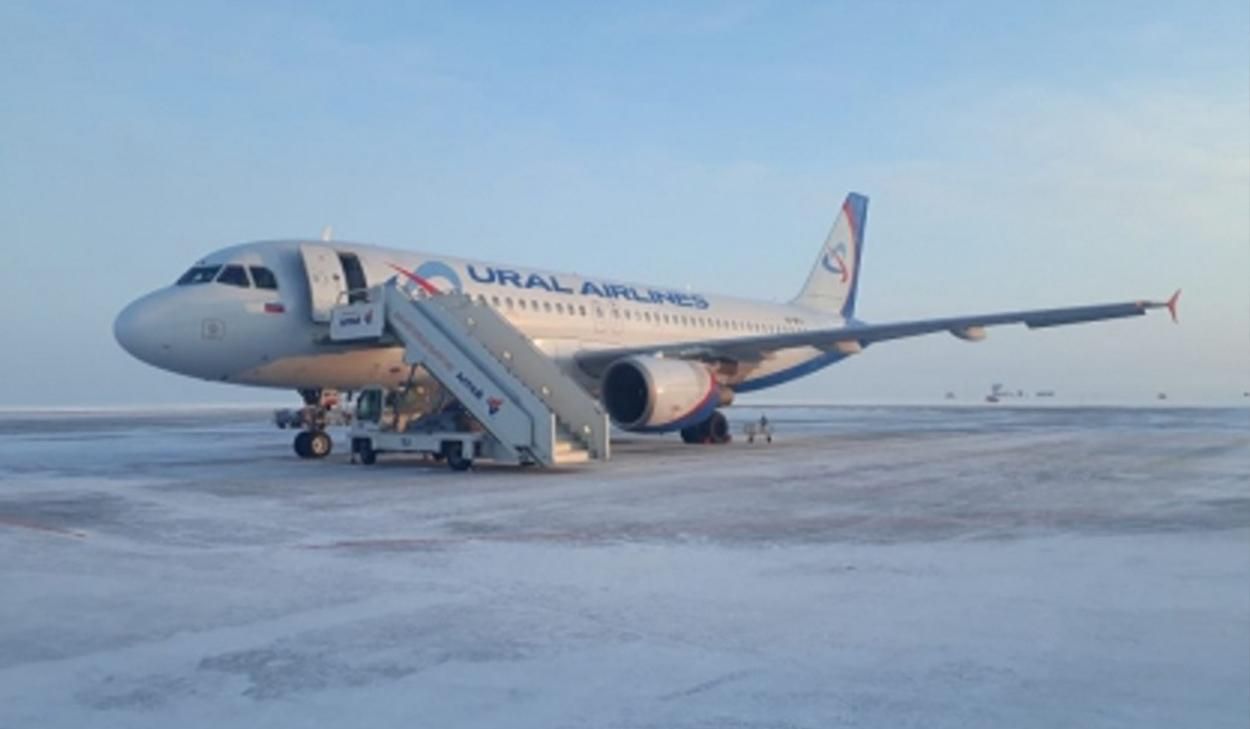 В аэропорту российского Барнаула рухнул трап с людьми: видео