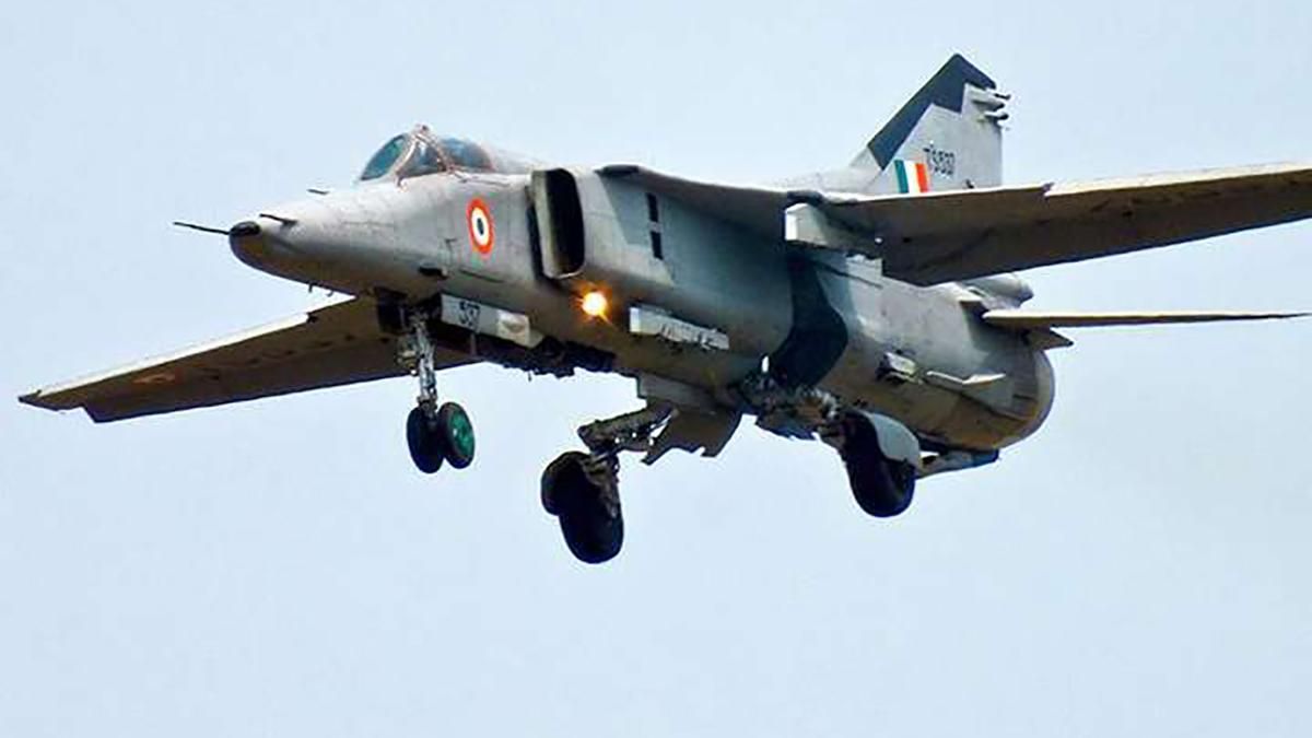 В Индии разбился истребитель: пилот чудом выжил В Индии разбился истребитель: пилот чудом выжил