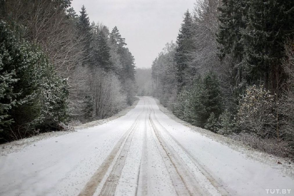 Непогода в Украине: снег с дождем осложнил движение, без света сотни населенных пунктов