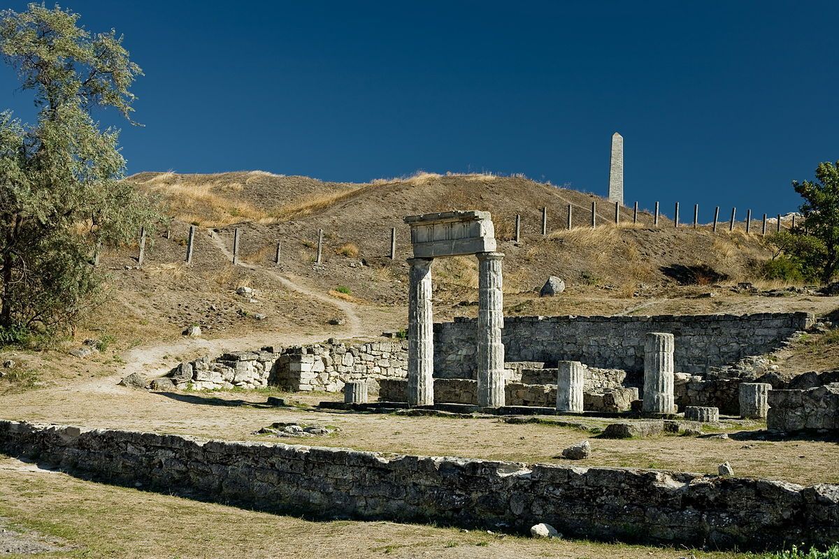 В окупованому Криму впали колони античного Пантікапея: фото, відео