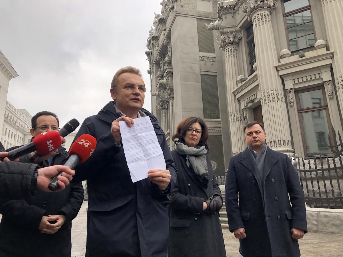 Порошенко шантажировал Садового мусором, – расследование проекта "Деньги" Порошенко шантажировал Садового мусором, – расследование проекта "Деньги"