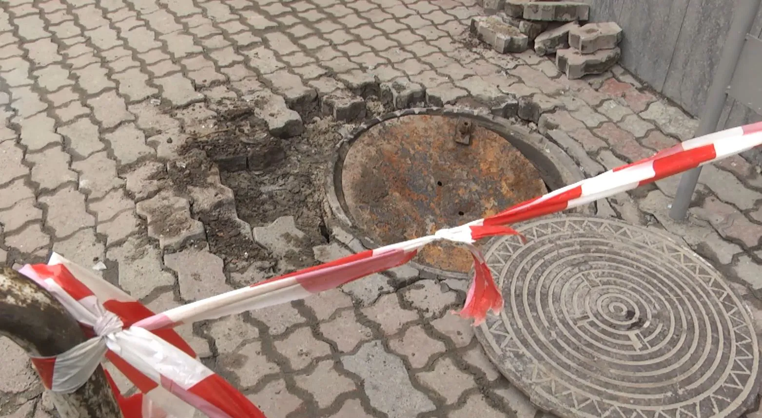 Вибух каналізаційного люка у Львові