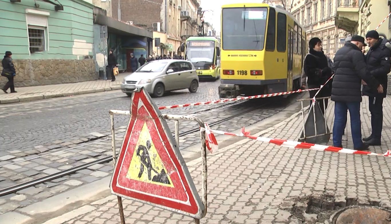 В центре Львова взорвался канализационный люк В центре Львова взорвался канализационный люк