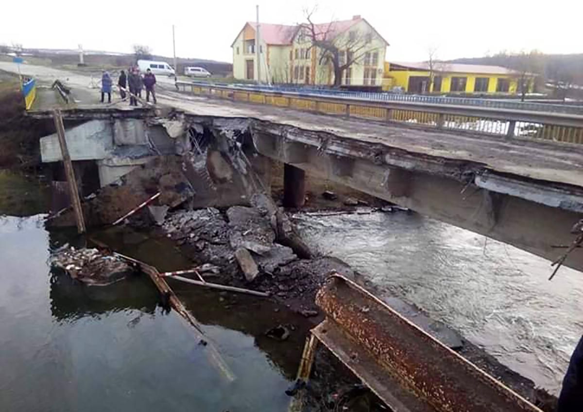 На Тернопільщині обвалилась половина моста: фото руїн