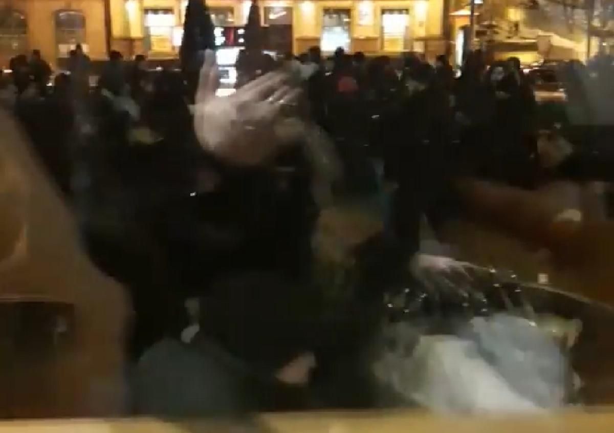 В центре Киева подрались украинские и немецкие футбольные фанаты В центре Киева подрались украинские и немецкие футбольные фанаты