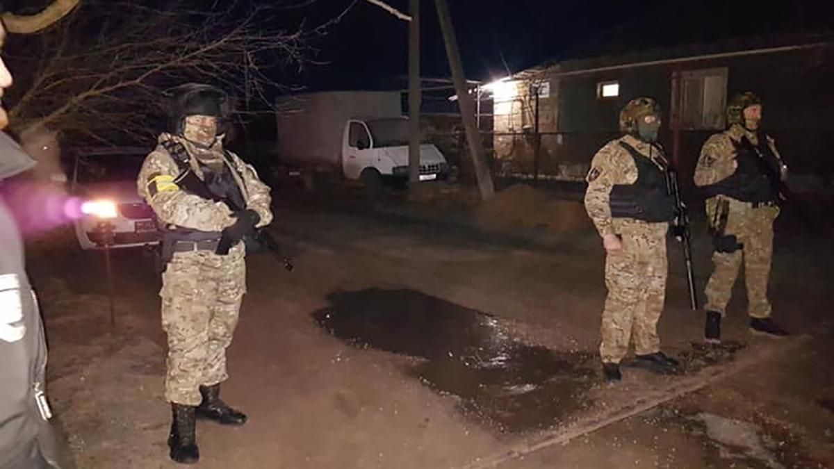 ФСБшники вдерлися у будинки кримських активістів з обшуками: фото і відео