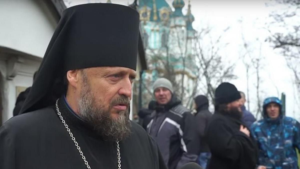 Вели як злочинця: єпископа УПЦ МП не пустили в Україну