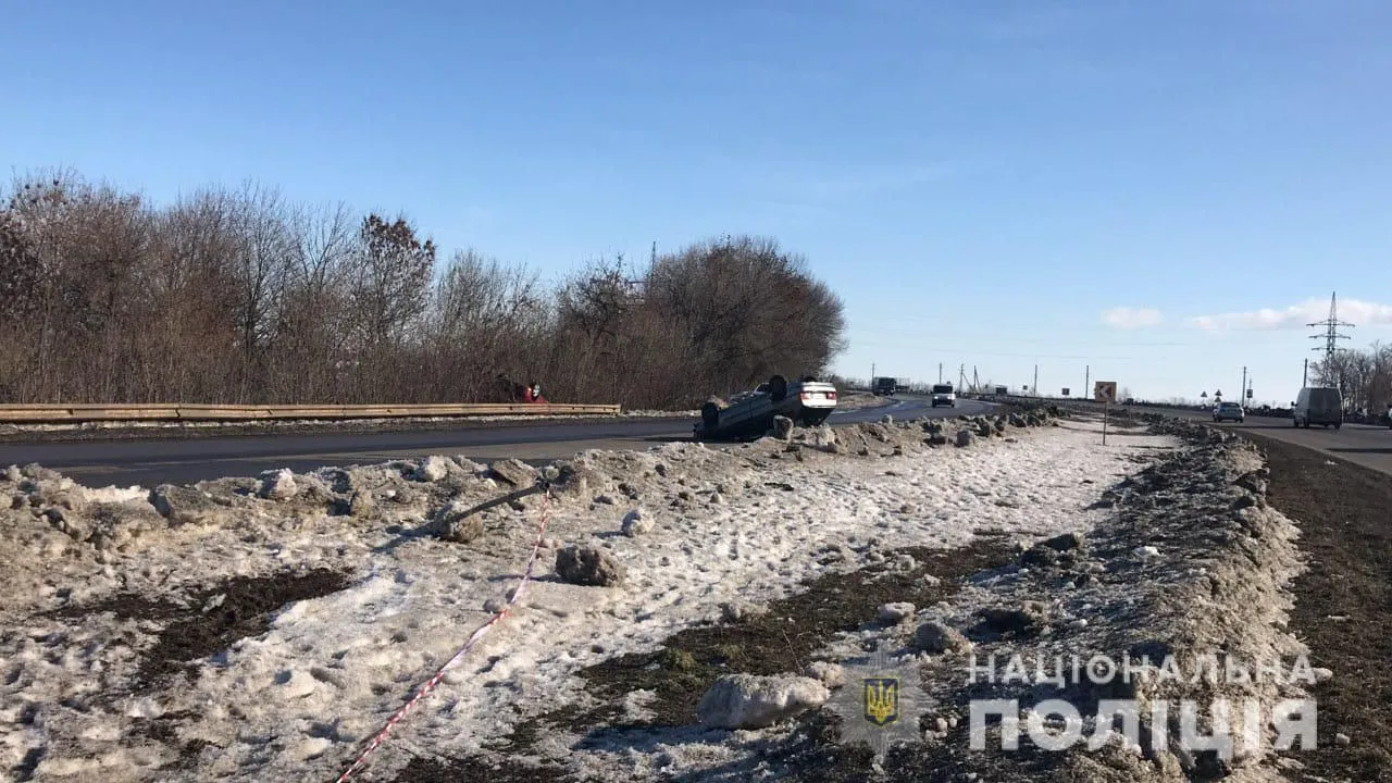 Від ударів авто перевернуло Від ударів авто перевернуло