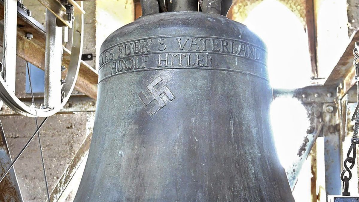 Немецкие церкви до сих пор используют колокола с нацистской символикой: на них подали в суд