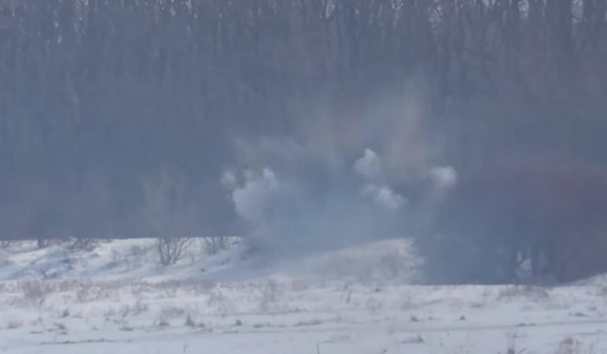 Бійці ЗСУ знищили вогневу точку окупантів на Донбасі: яскраве відео Бійці ЗСУ знищили вогневу точку окупантів на Донбасі: яскраве відео