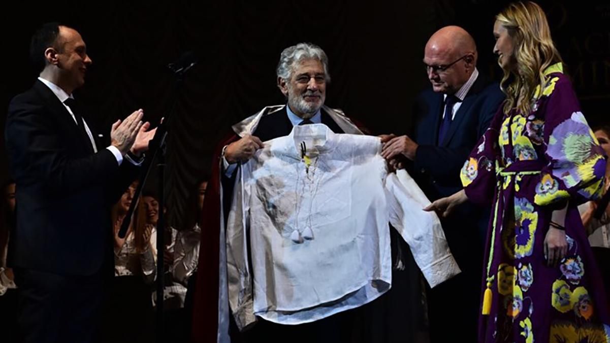 Легендарный оперный певец стал профессором в Украине и получил вышиванку Легендарный оперный певец стал профессором в Украине и получил вышиванку