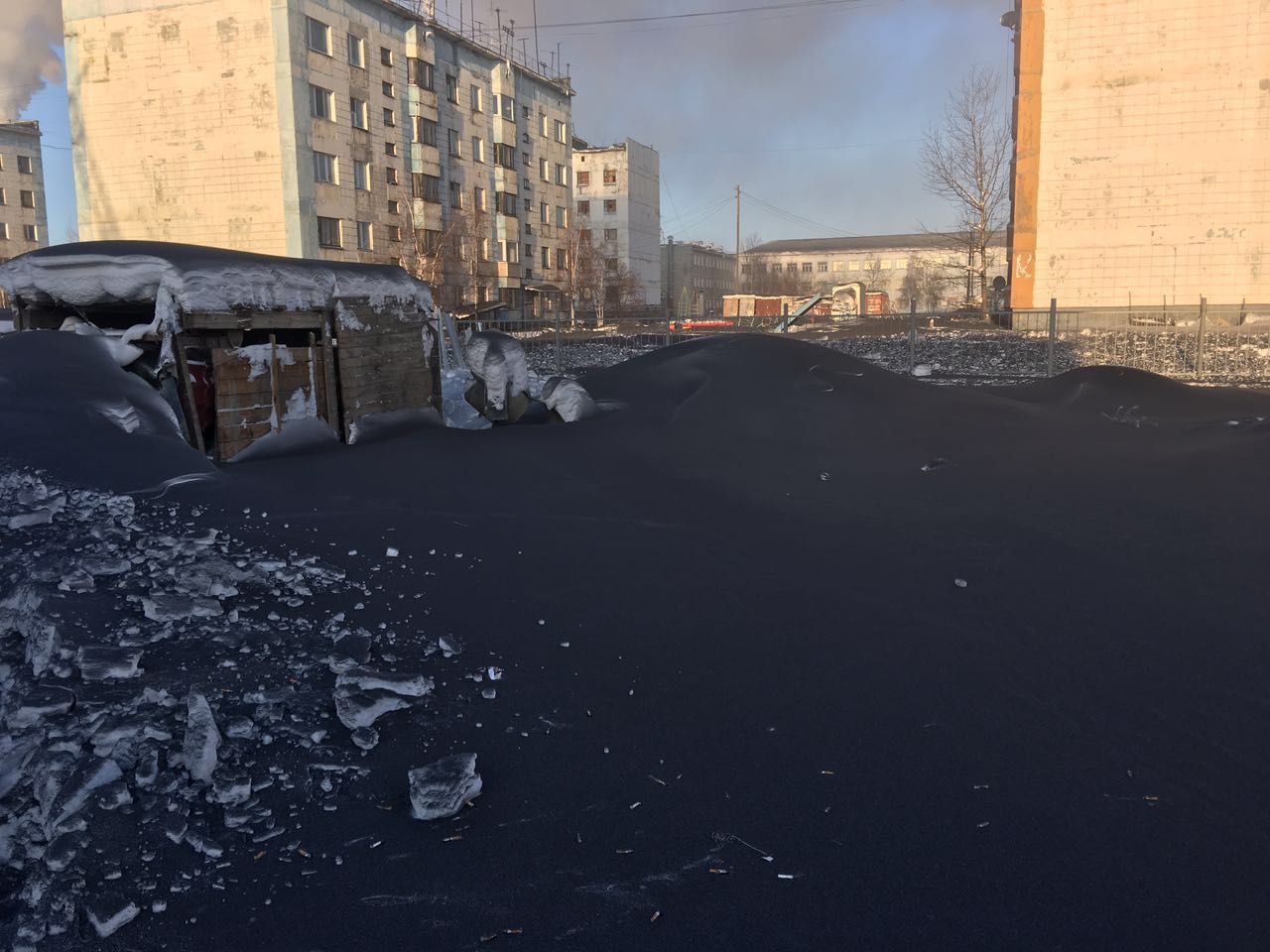 Виглядає депресивно: у Росії випав чорний сніг – фото, відео