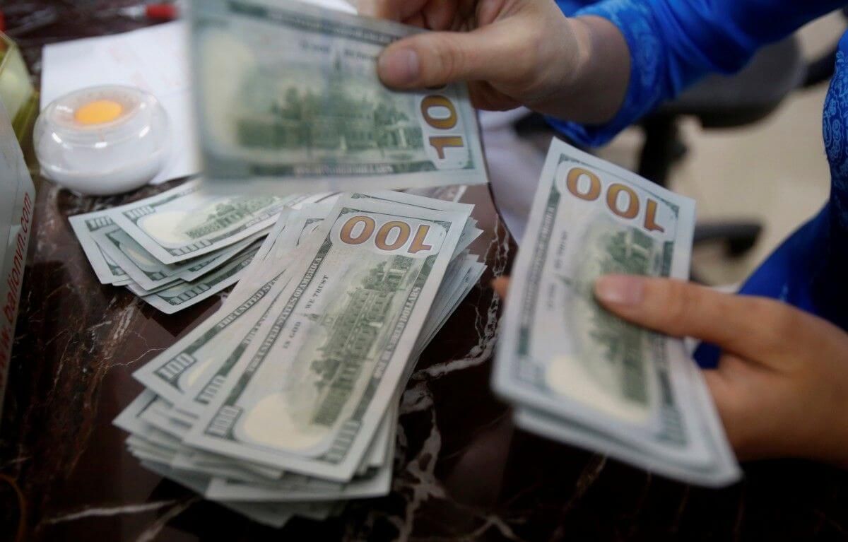 Рекордна кількість: скільки валюти українці купили онлайн за перший тиждень