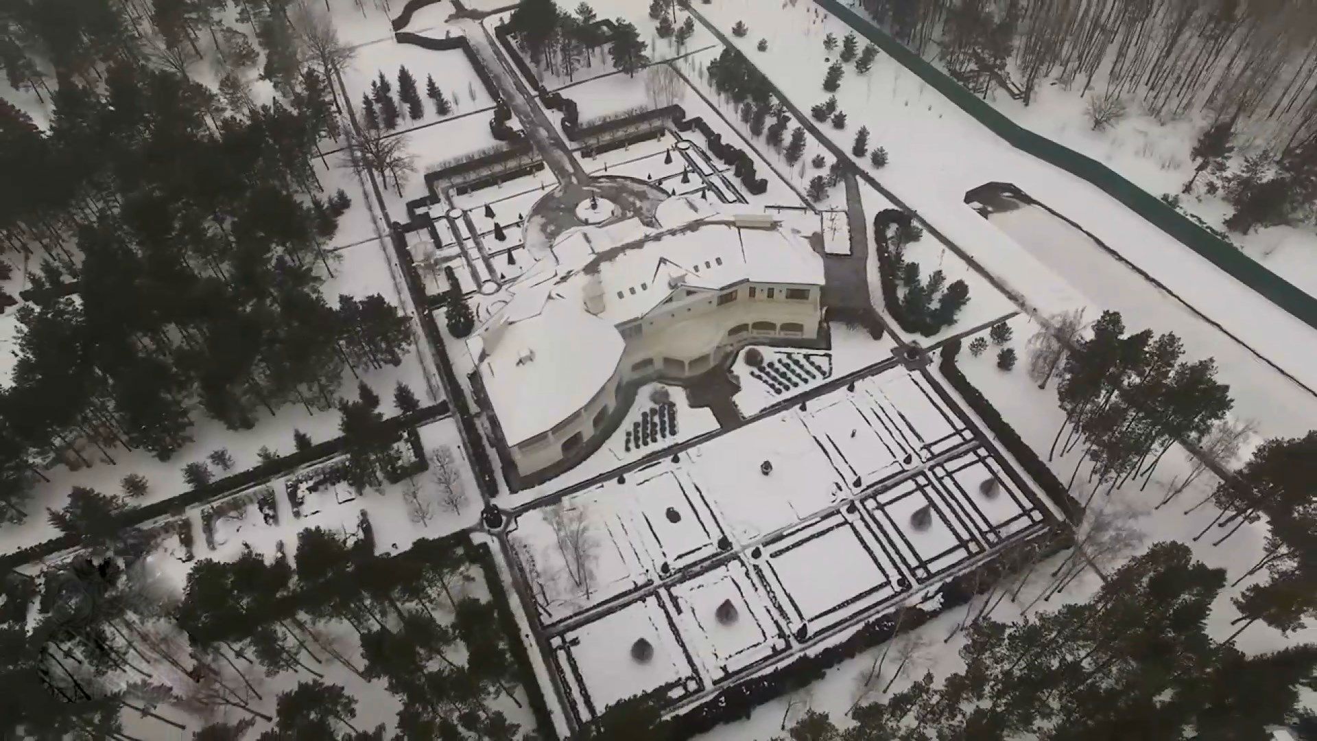 Осиротевшие дома министров-беглецов: кто хозяйничает в них сейчас Осиротевшие дома министров-беглецов: кто хозяйничает в них сейчас