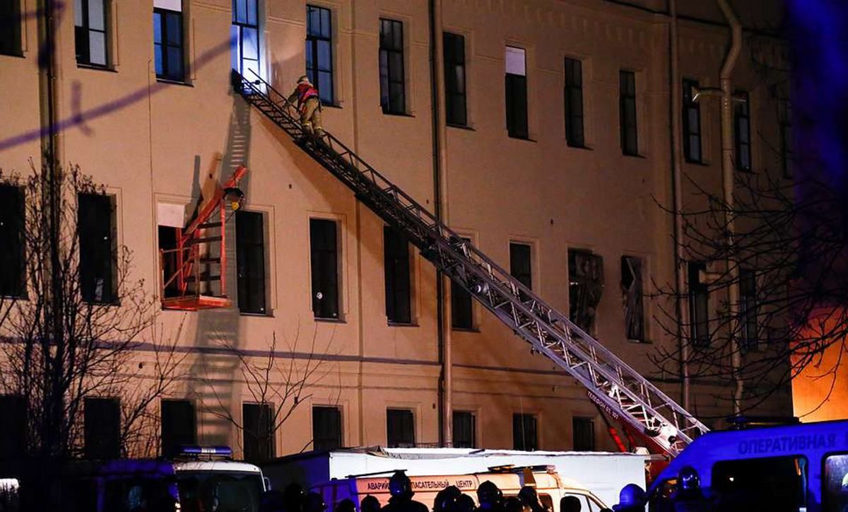 В России рухнула очередная многоэтажка: под завалами университета ищут студентов – видео В России рухнула очередная многоэтажка: под завалами университета ищут студентов – видео