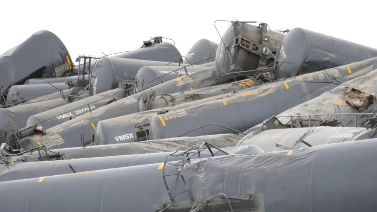 У Канаді зійшли з рейок 37 цистерн з нафтою У Канаді зійшли з рейок 37 цистерн з нафтою