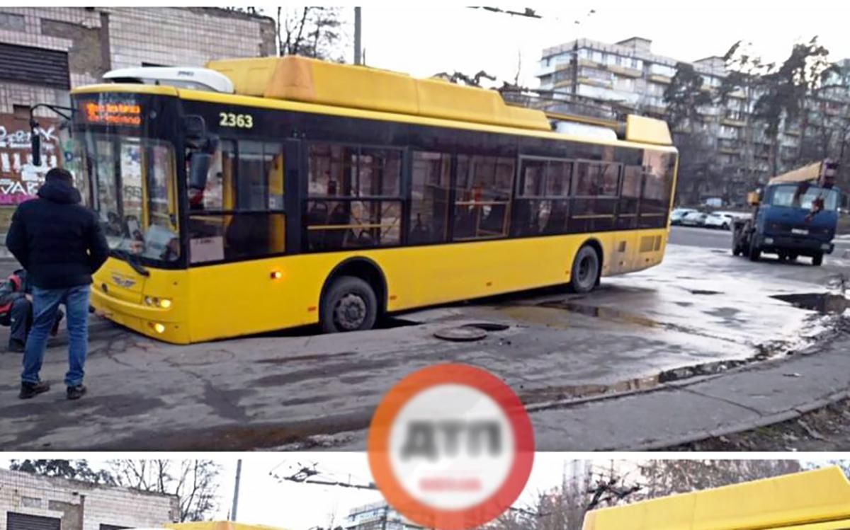 В Киеве троллейбус частично провалился под асфальт: фото и видео