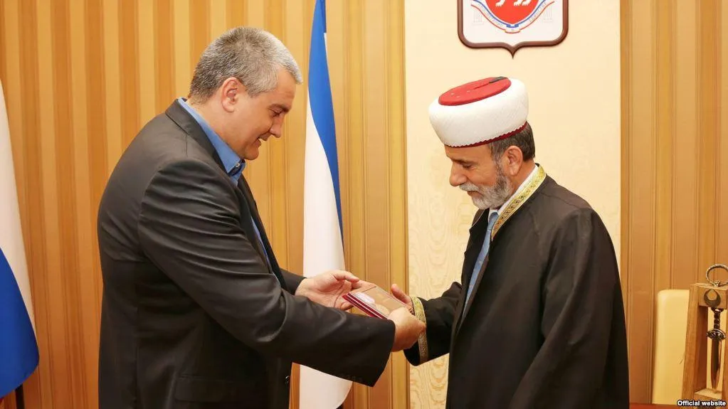 Сергій Аксьонов вручає медаль Еміру-Алі Аблаєву Сергій Аксьонов вручає медаль Еміру-Алі Аблаєву