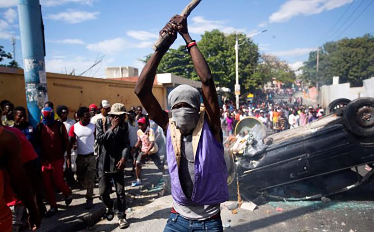 "Да здравствует Путин": в Гаити обострились протесты с нотками "русского мира" "Да здравствует Путин": в Гаити обострились протесты с нотками "русского мира"
